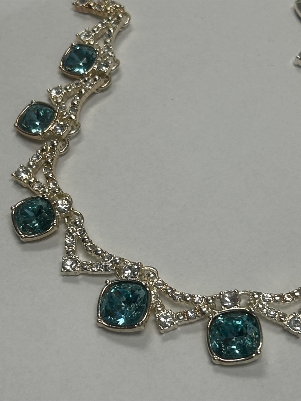 Glamorous AVON GV9 Vintage Icy Blue Silver-Tone Necklace - Picture 6 of 6